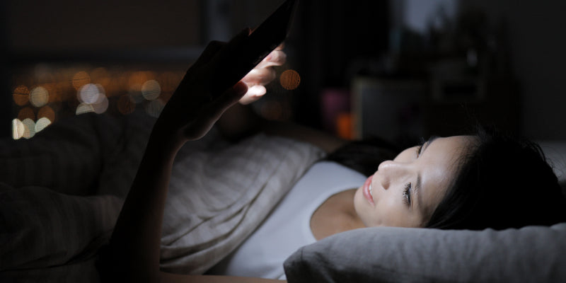 スマホを見たあと、眠るためにできること ― 光と緊張を手放す夜習慣 - 目・首まわりのセルフケア・呼吸で切り替えるミニ習慣